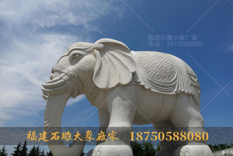 寺庙古建之合十舍利塔前的大型石雕大象