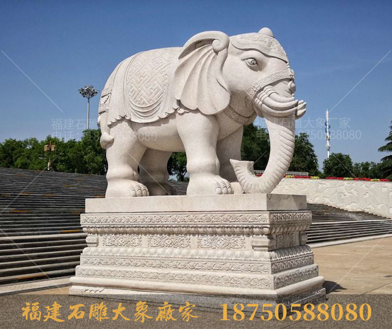 寺庙古建之合十舍利塔前的大型石雕大象