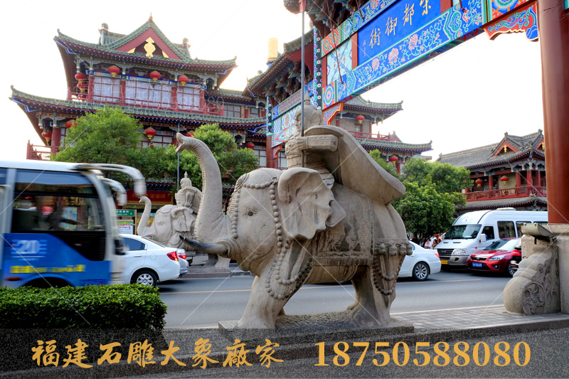 旅游景区门口摆放的石雕大象造型很特别