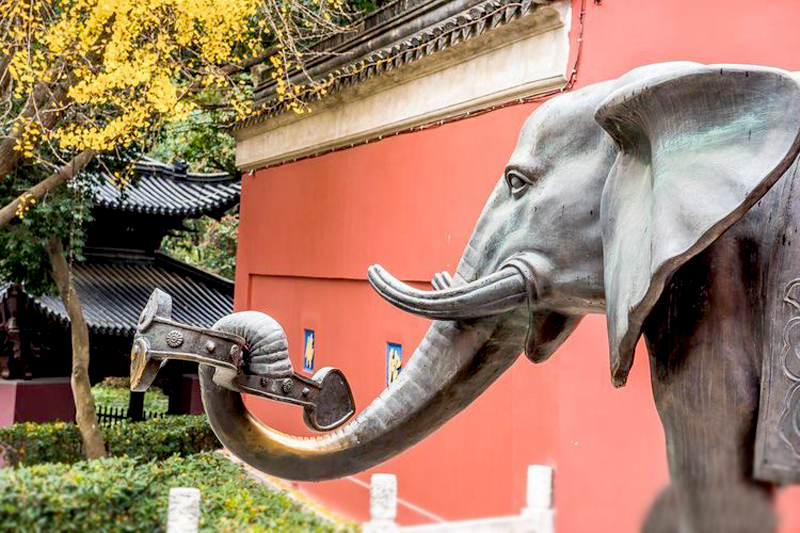 石雕大象和铜雕大象比哪个比较好？