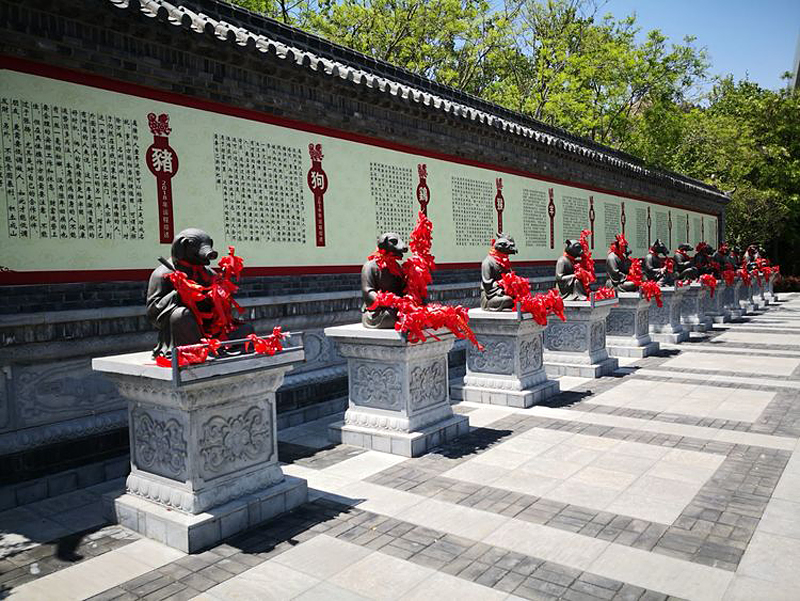 石雕小象与中式建筑的完美结合