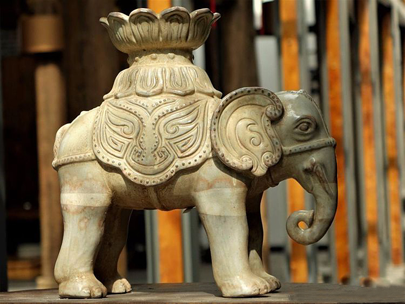 石雕小象与中式建筑的完美结合