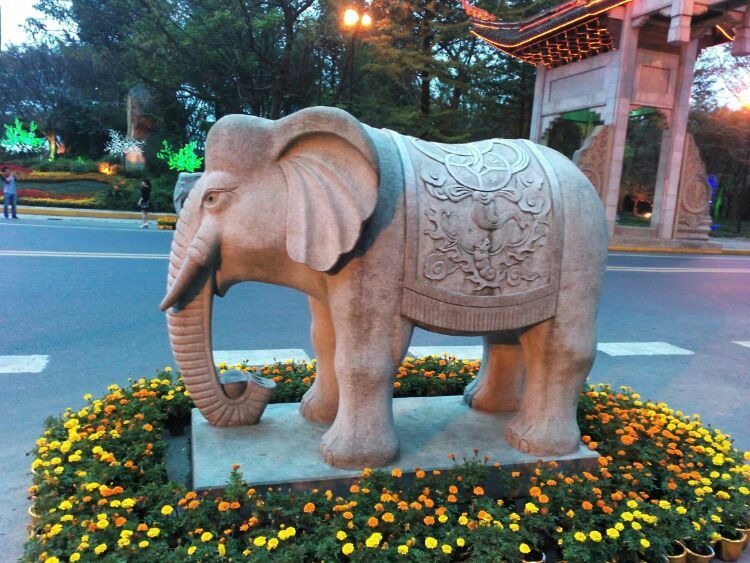 石雕大象造型在公园景观里的应用有三个方面