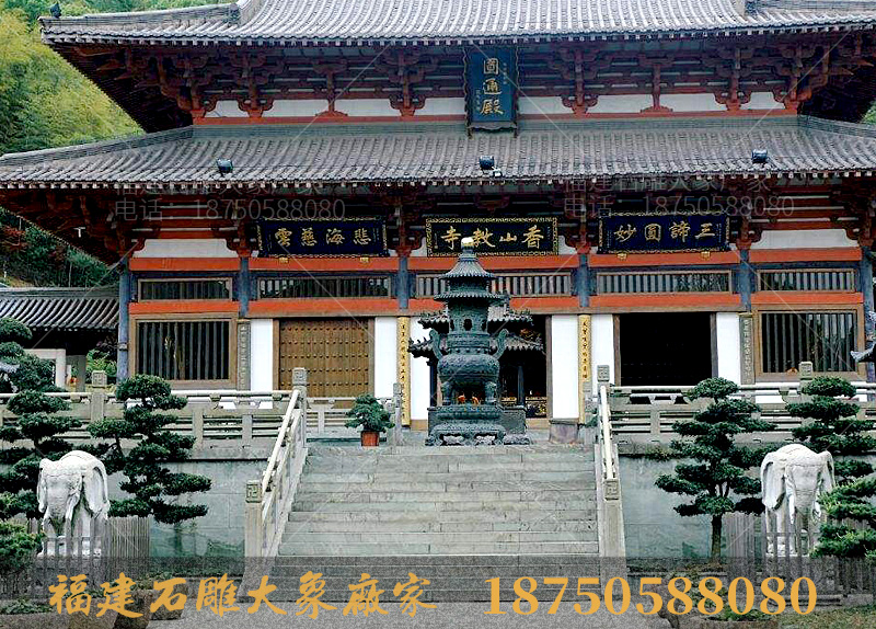 浙江宁波香山教寺里的石雕大象造型