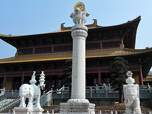 智者寺里的石雕大象造型