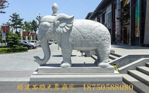 石雕大象摆放在商业街广场的美好寓意
