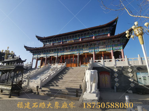净域寺里的石雕大象造型原始粗矿