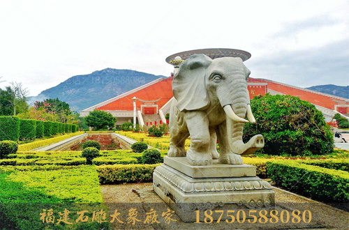 福建大型石雕厂周边广场上的石雕大象造型
