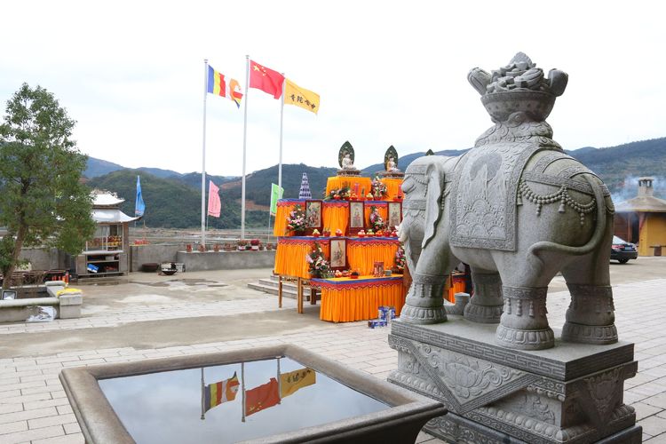 石雕大象背上驮着人们美好的愿望