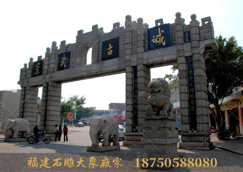 石雕大象为什么被摆放在崇武古城大门口？