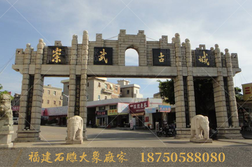 石雕大象为什么被摆放在崇武古城大门口？