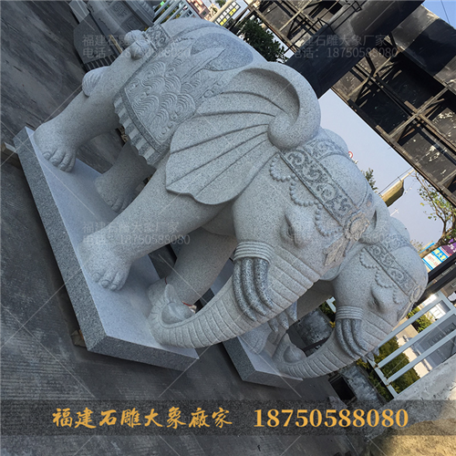 广州大佛寺庙门前摆放的六牙石雕大象造型