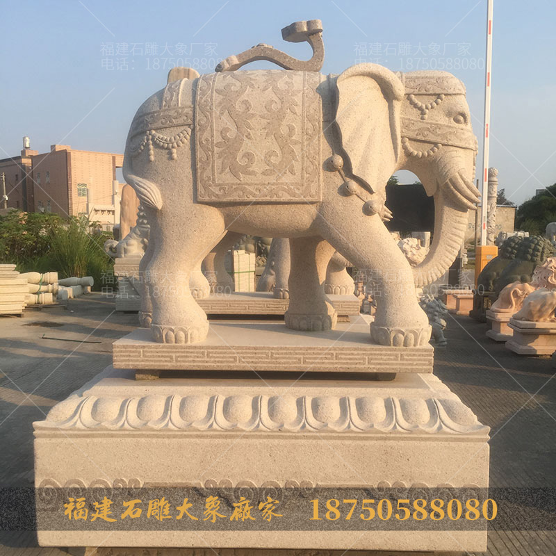 石雕大象摆放酒店大门口的位置