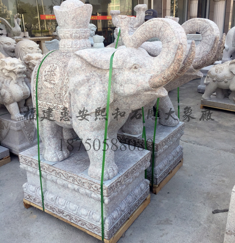 寺庙天王殿门口的一对石雕大象