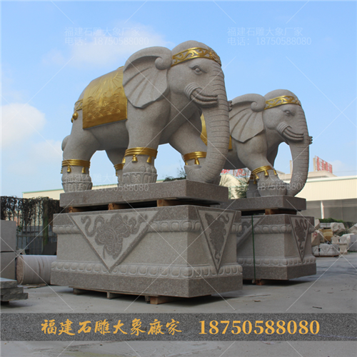 石雕大象和小象摆放